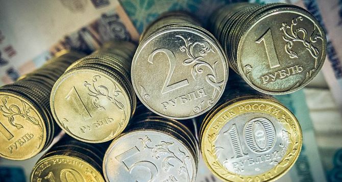 «Доллар по 300 рублей»: прогнозы страшные и не очень