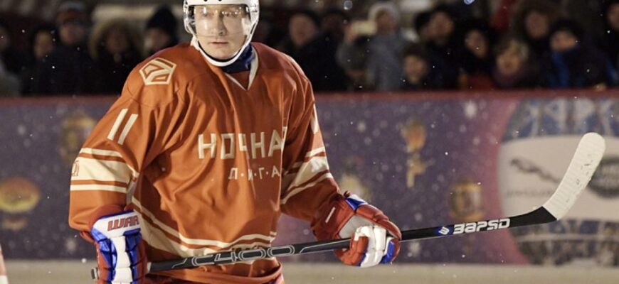 Путин сыграл в хоккей во дворе. В Кремлевском дворе