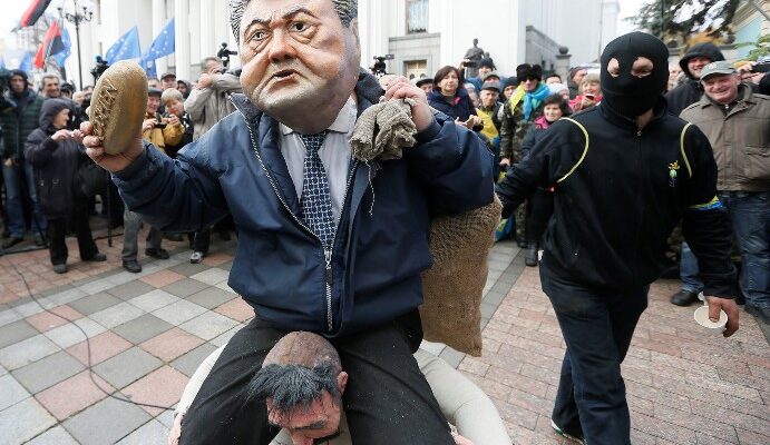 Повторить судьбу Януковича. Почему Запад начал угрожать Порошенко?