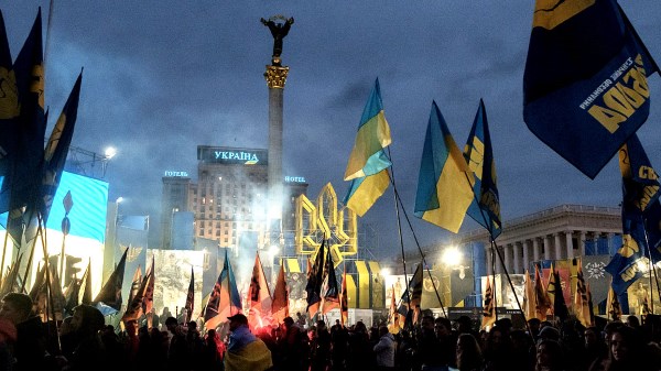 Как украинские фанаты, избивавшие стариков, стали вооружёнными дружинниками