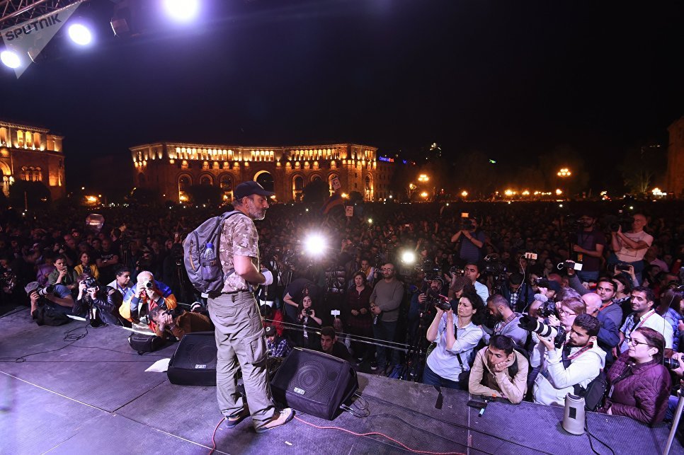 Никол Пашинян выступает во время митинга сторонников оппозиции на площади Республики в Ереване 