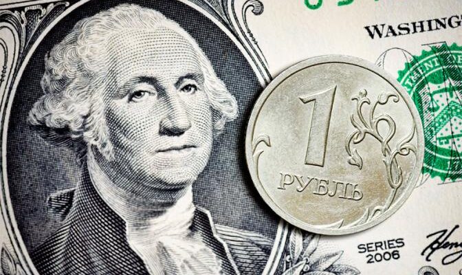 Российская валюта резко ослабла: крупный фонд продал рублей на $1 млрд