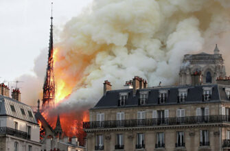 Горит история Франции: удастся ли спасти собор Парижской Богоматери?