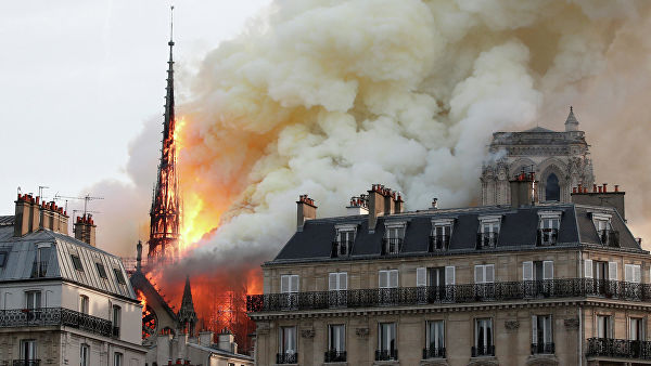 Горит история Франции: удастся ли спасти собор Парижской Богоматери?