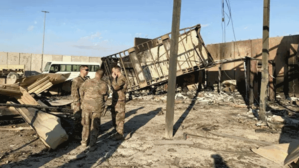 Последствия ракетного удара по авиабазе Айн аль-Асад на западе Ирака