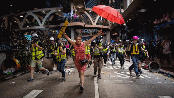 Женщина с красным зонтиком, Гонконг