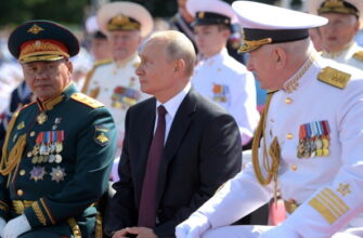 Владимир Путин во время парада ВМФ России