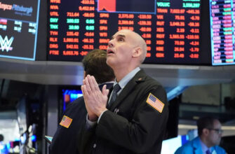 Трейдер на Нью-йоркской фондовой бирже наблюдает за котировками акций