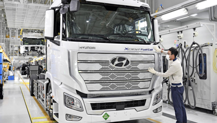 Сборка водородного грузовика XCIENT3 на заводе Hyundai Motor Co.