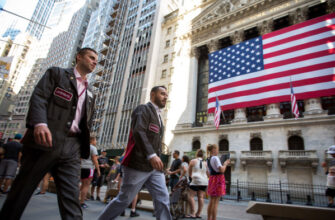Трейдеры на фоне здания Нью-Йоркской фондовой биржи
