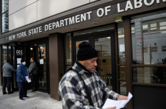 Безработный возле офиса Министерства труда, Нью-Йорк