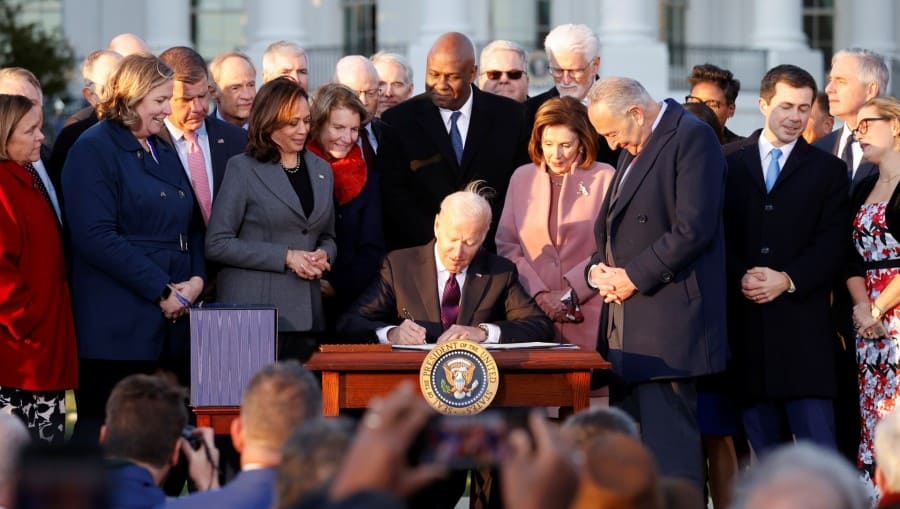 Президент США Джо Байден подписывает "Закон об инвестициях в инфраструктуру" на лужайке Белого дома в Вашингтоне, США, 15 ноября.