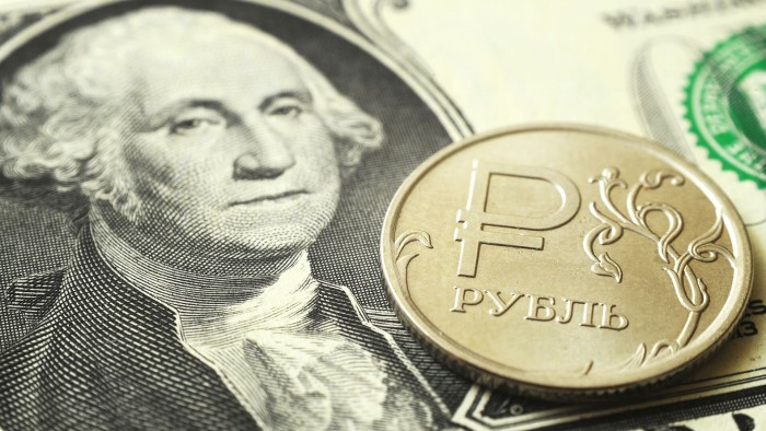 Рубль продолжает обвальное падение к доллару США и Евро
