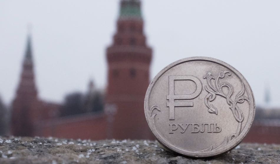 Банк России снизил ключевую ставку до 17%. Дойдёт ли курс доллара до ₽70