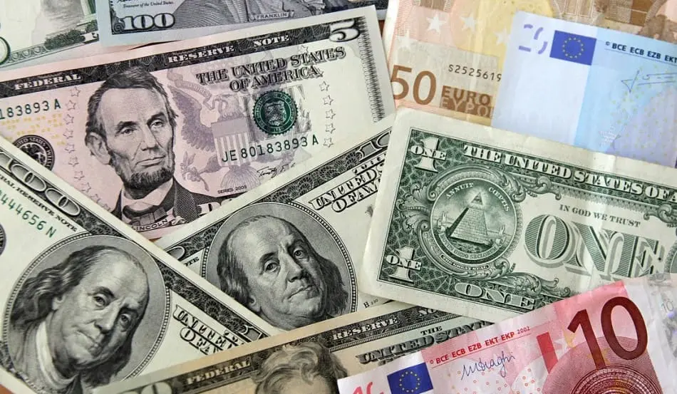 Курс доллара США опустился ниже ₽75, европейской валюты ₽81 вопреки угрозе дефолта