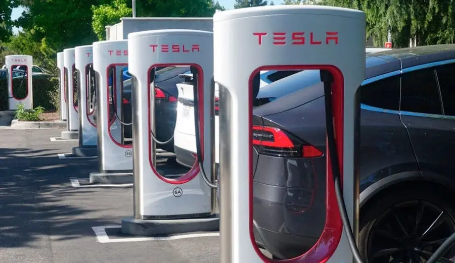 Tesla Supercharger становится эталоном