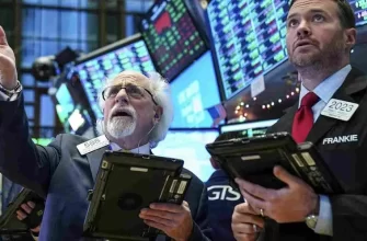 Трейдеры на Нью-Йоркской фондовой бирже наблюдают за индексом Dow Jones и доходностью казначейских облигаций.