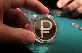 Потери от наказания России: cлабый рубль перемалывает сильные доллар и евро