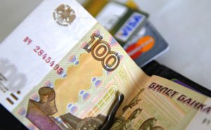 Наличные берут в заложники, а россиян загоняют в "банковский концлагерь"